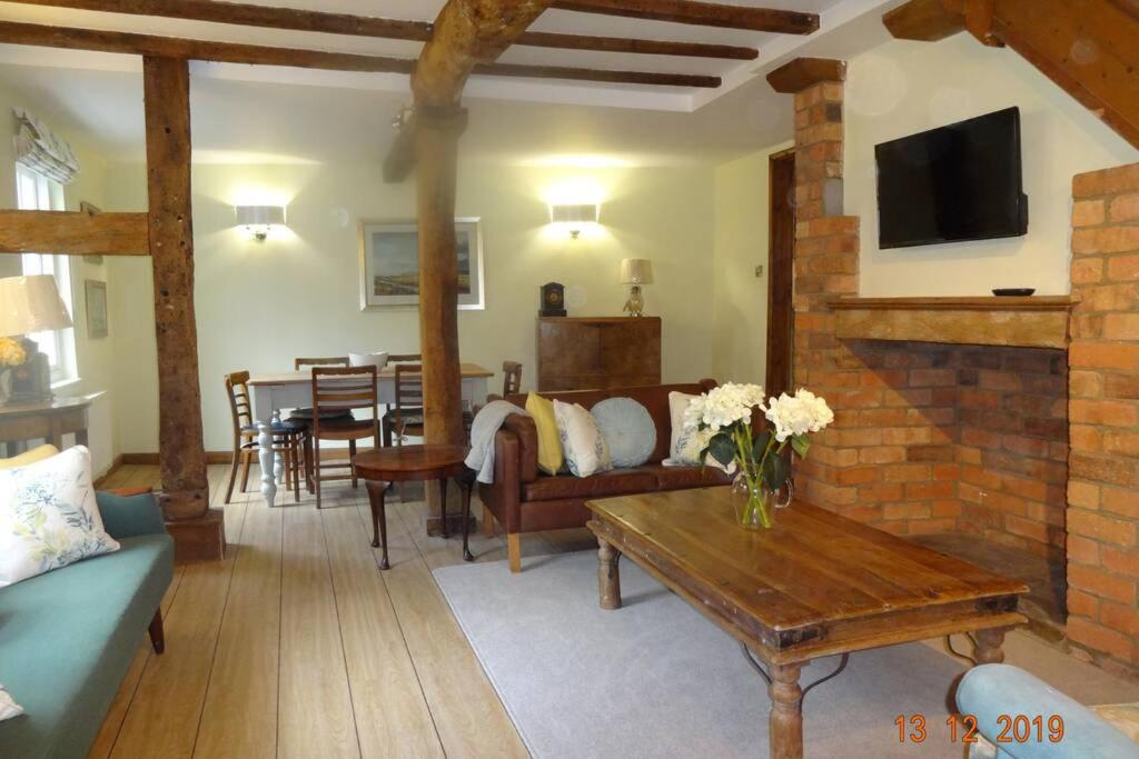 Lovely Old Cottage ストラットフォード＝アポン＝エイボン エクステリア 写真